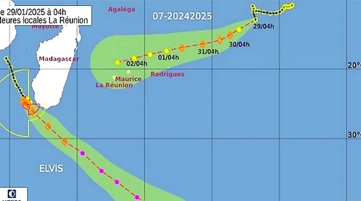 La tempête tropicale modérée, Elvis, est à proximité des côtes Sud-Sud-Ouest de Madagascar. Elle a ralenti. Elle se déplace à 7 km/h en direction du Sud-Ouest, mais devrait reprendre une trajectoire Sud-Est dans la journée. De l'autre côté, la perturbation tropicale n°7 s'organise et se rapproche des Mascareignes à 13 km/h, déplacement : Sud-Sud-Est. • ©Météo-France La Réunion (WEBCMRS)