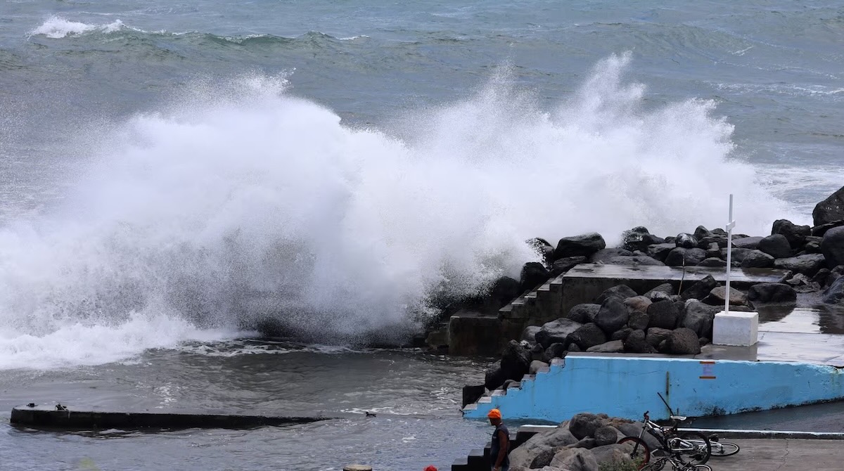 Des vagues dans le port de La Possession (La Réunion)
