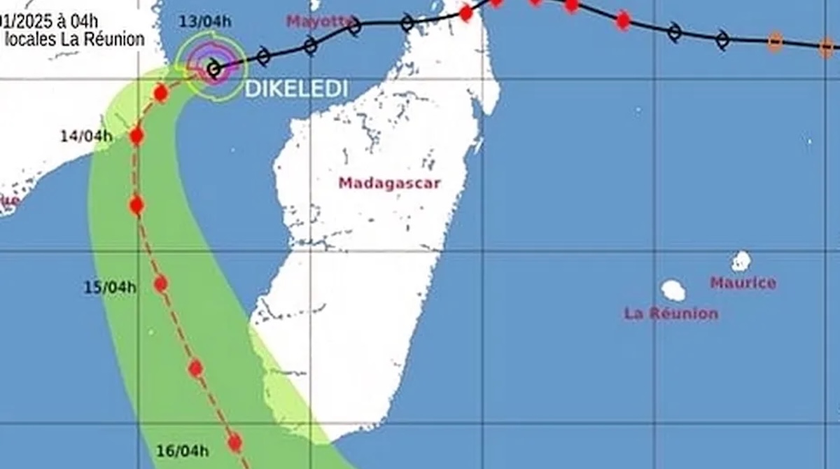 La forte tempête tropicale Dikeledi devrait à nouveau s'intensifier. Elle s'éloigne de Mayotte, mais le département est en alerte rouge, jusqu'à la fin de cette journée, du lundi 13 janvier 2025. • ©Météo-France La Réunion (WEBCMRS)