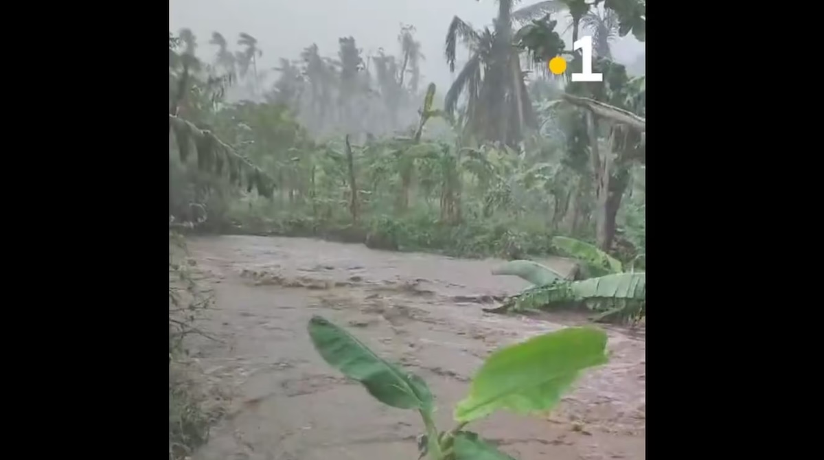 Épargné par le cyclone Chido, le village de Mbouini dans le Sud de Mayotte n'a pas échappé à la tempête Dikeledi, selon une vidéo diffusée dimanche 12 janvier par Mayotte la 1ere. (CAPTURE D'ECRAN)